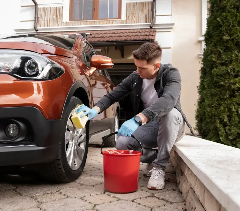 Lavage auto à domicile Neuville-Day : professionnel intervenant sur un véhicule